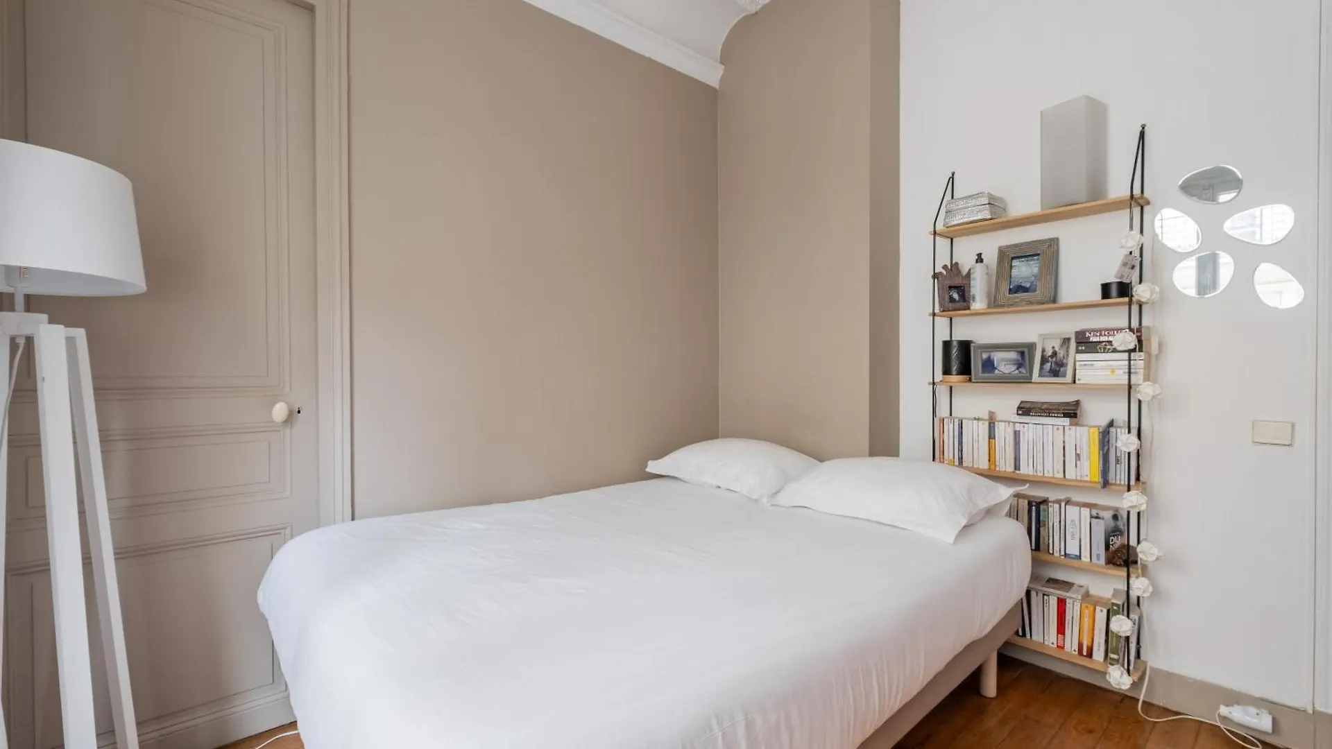 Veeve - Beauty Among The Bustle Apartment Paris