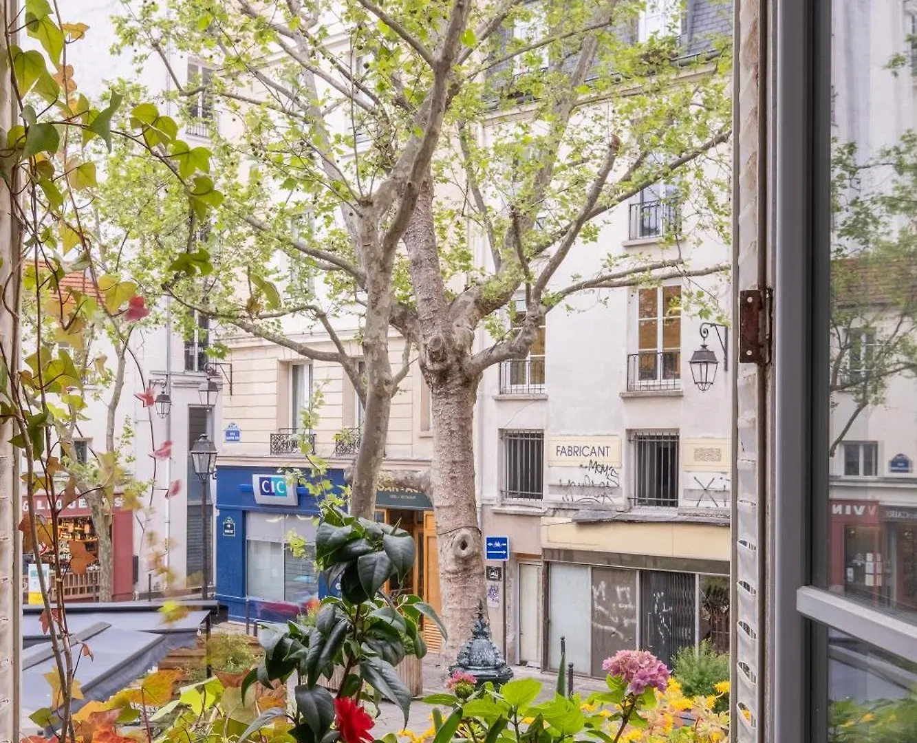 Veeve - Beauty Among The Bustle Apartment Paris France