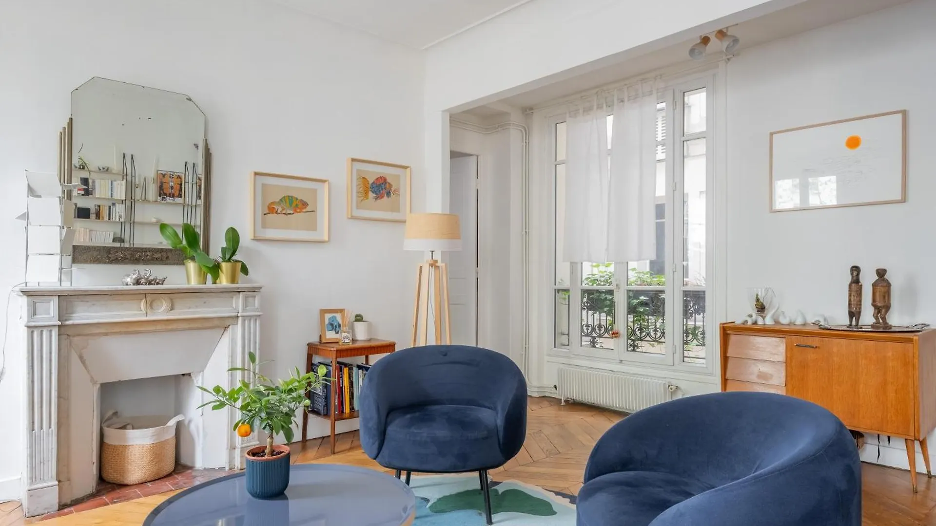 Veeve - Beauty Among The Bustle Apartment Paris