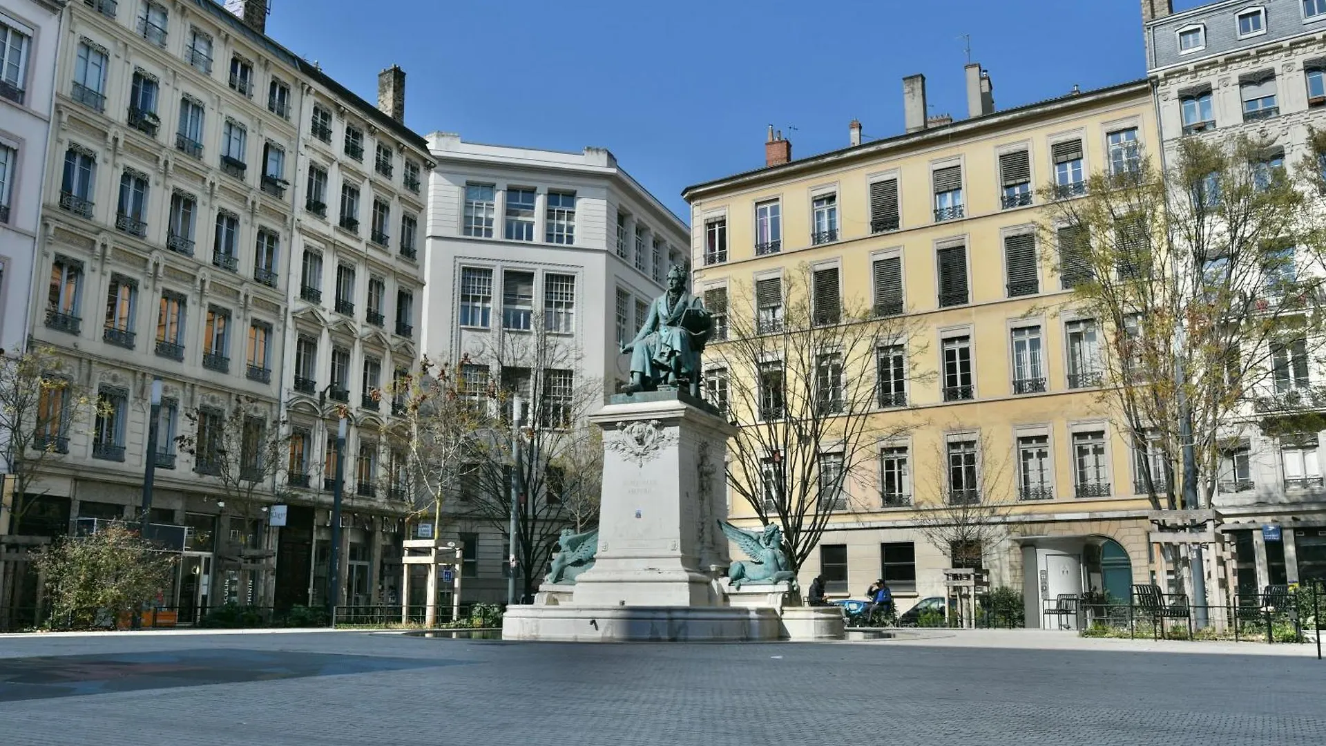 Veeve - Beauty Among The Bustle Apartment Paris France