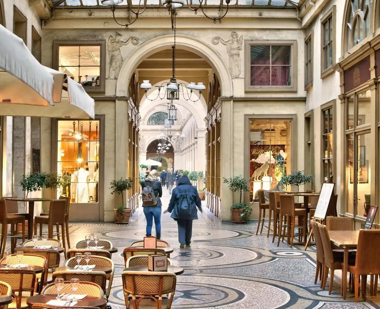 Veeve - Beauty Among The Bustle Apartment Paris